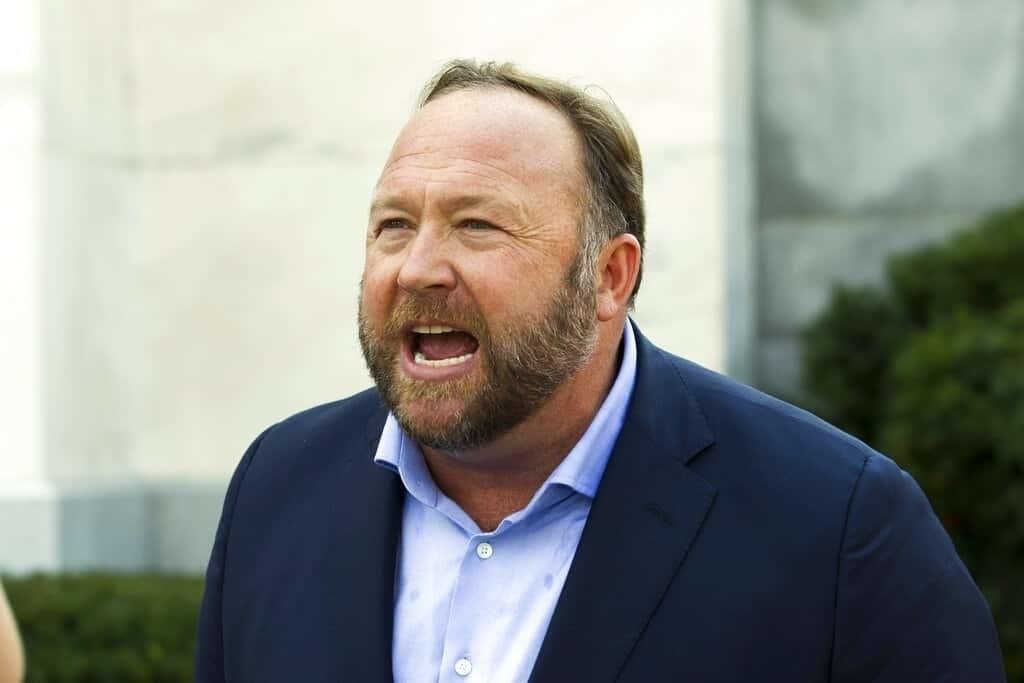 Pierde Alex Jones demanda por caso de masacre en Newtown