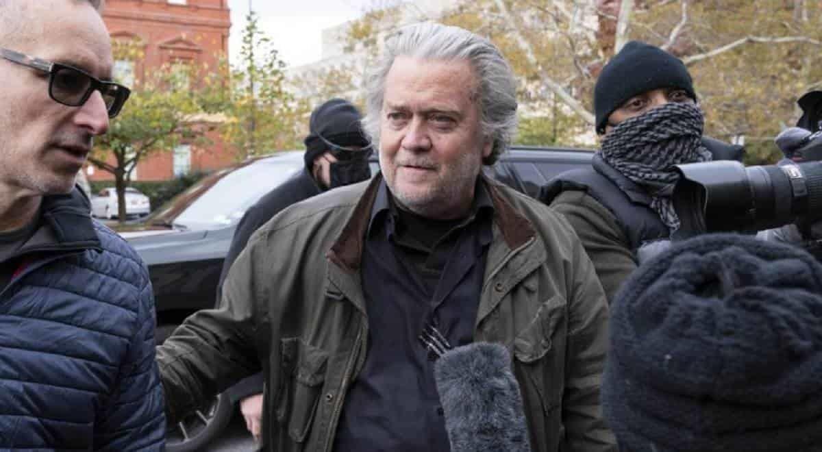 Se entrega Steve Bannon, exasesor de Donald Trump