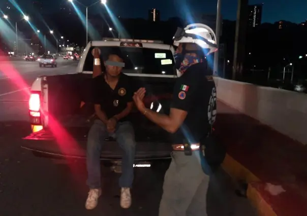 Evitan rescatistas que hombre se quite la vida en Monterrey