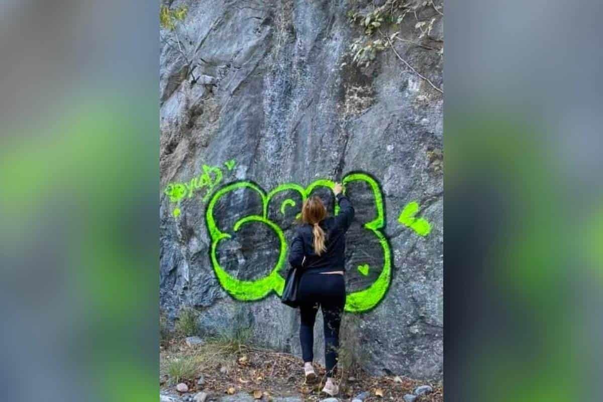 Vandaliza mujer paraje en la Sierra de Santiago y lo sube a redes sociales