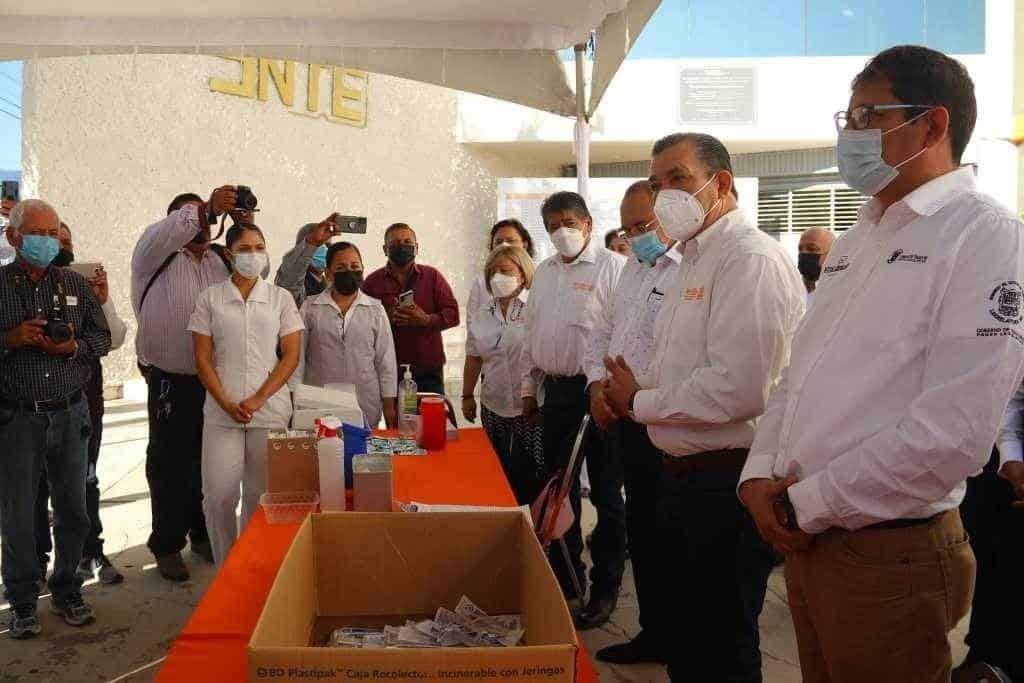Maestros se vacunan contra influenza, quieren segunda dosis contra COVID