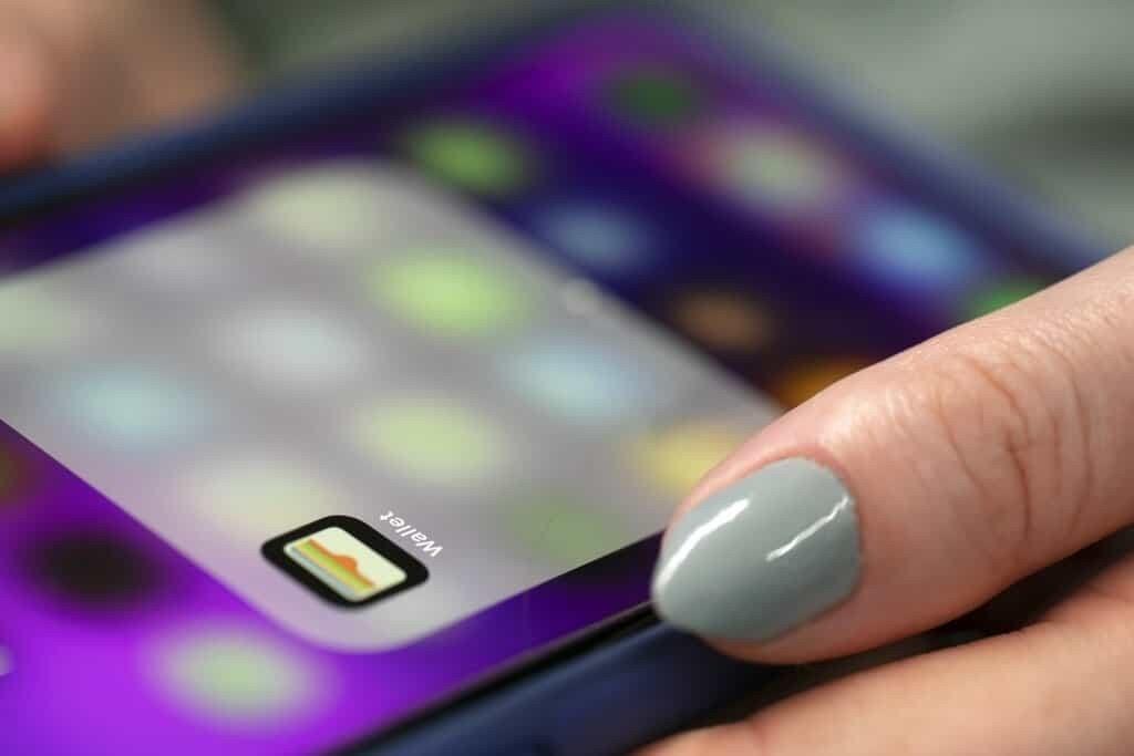 Cede Apple, dejará que externos reparen productos