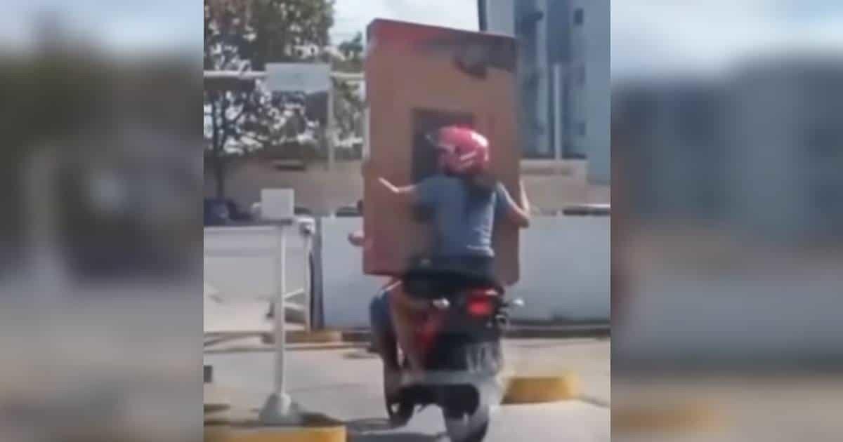 Pareja arruina su pantalla del Buen Fin por intentar llevársela en una moto