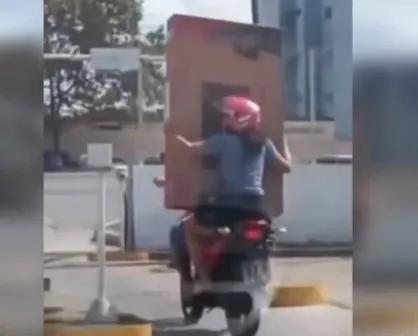 Pareja arruina su pantalla del Buen Fin por intentar llevársela en una moto