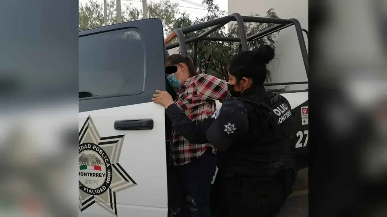 Detienen a mujer por intento de fraude en tienda comercial