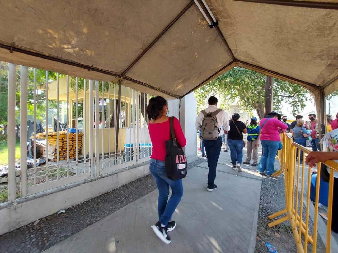 Continúa vacunación cruzada en Monterrey