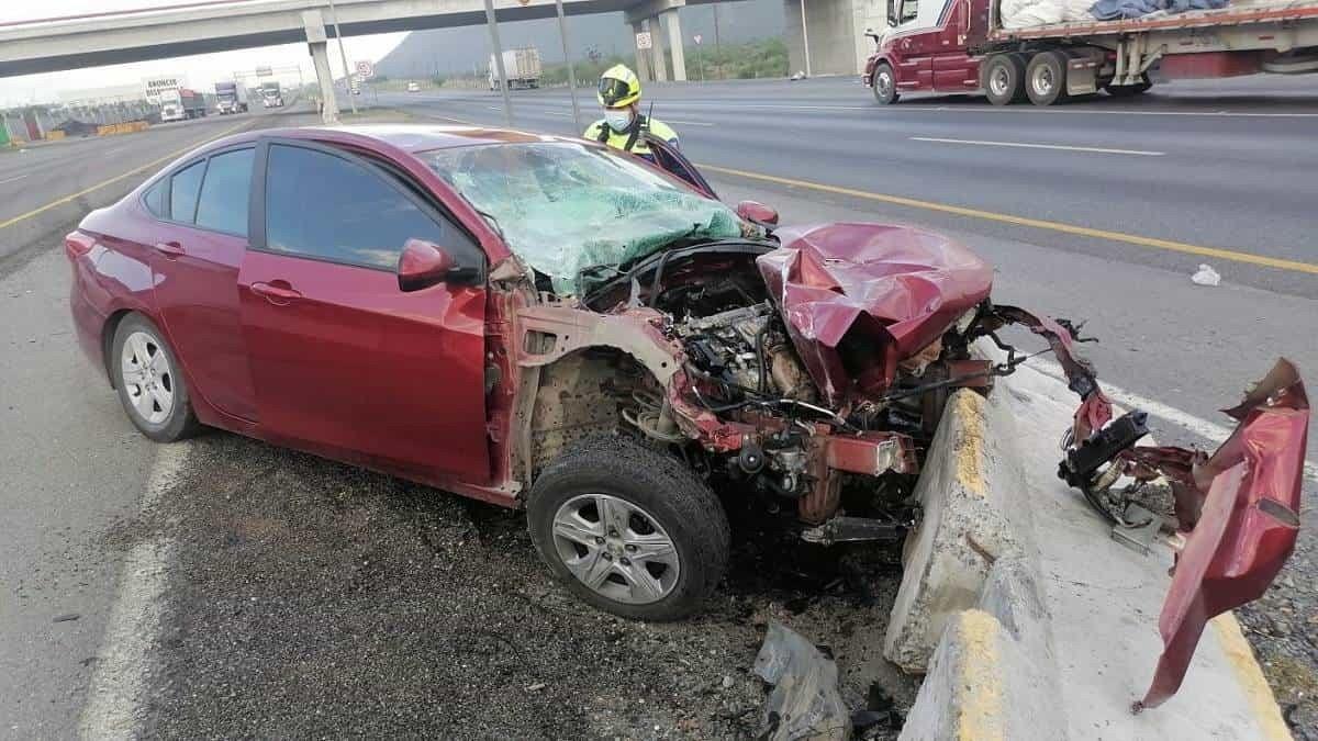 Mueren dos en estrellamiento en Santa Catarina