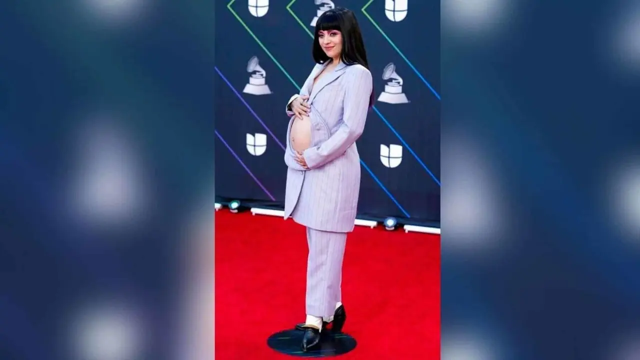 Llega Mon Laferte a los Grammy Latino enseñando su ‘pancita’