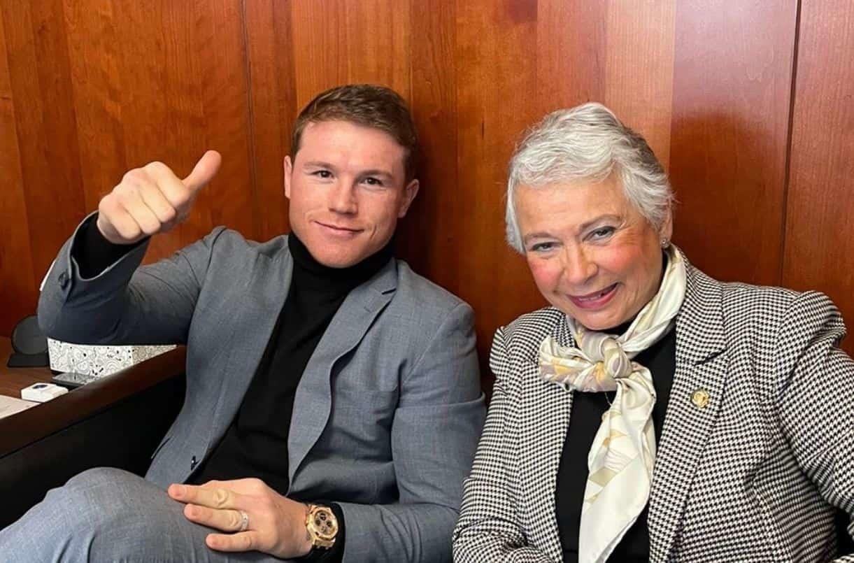 Canelo roba cámara y opaca reconocimiento a su entrenador en el Senado