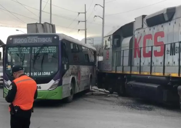 ¡Imprudente! Camionero se le atraviesa a tren y deja a mujer lesionada
