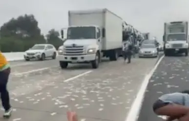 Cae dinero cae de camión y autopista se paraliza