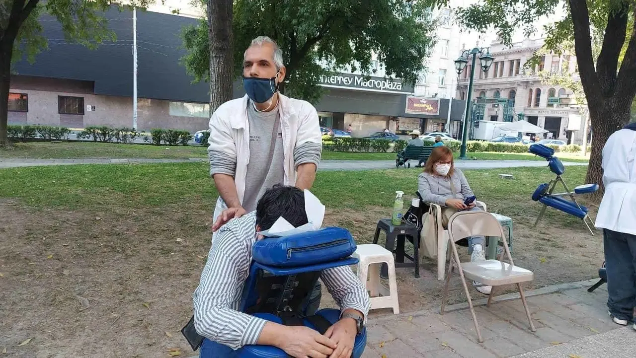 Así es como salen adelante masajistas invidentes de la Macroplaza
