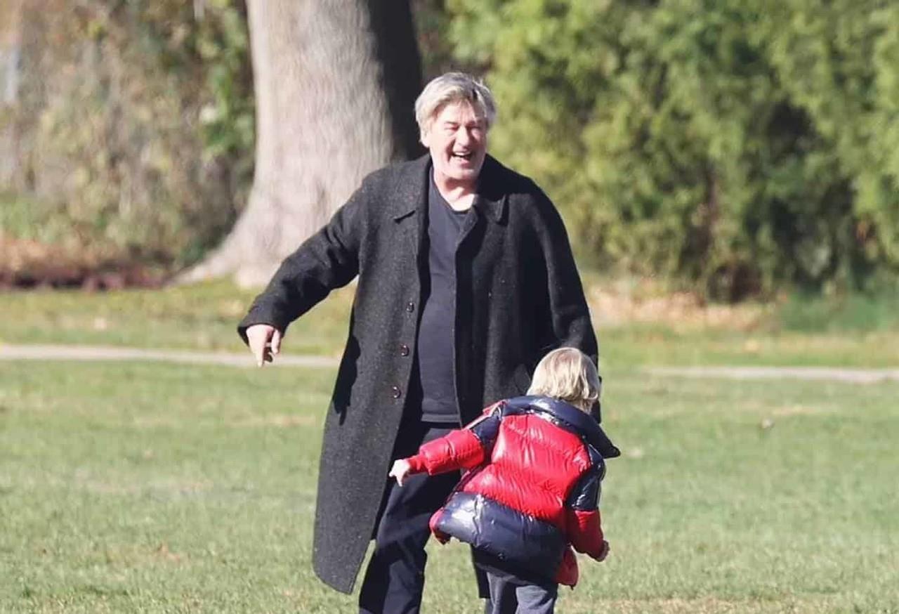 Alec Baldwin vuelve a sonreír tras la muerte de Halyna Hutchins