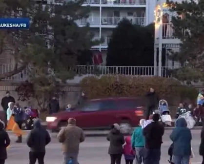 Conductor manda a 12 niños al hospital al atropellar desfile navideño en EU