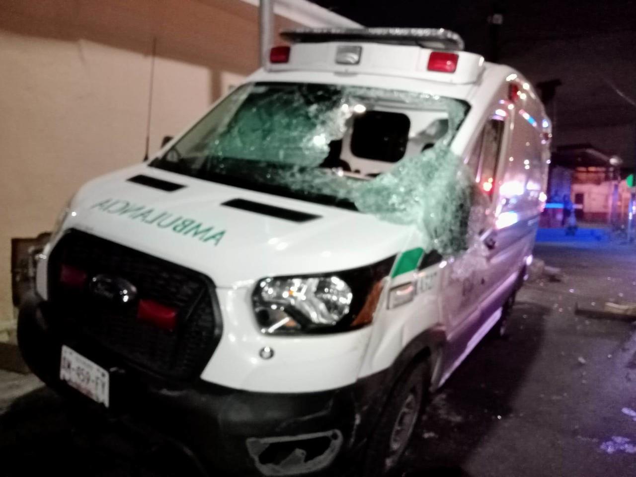 Ambulancia da cerrón y provoca volcadura en Monterrey