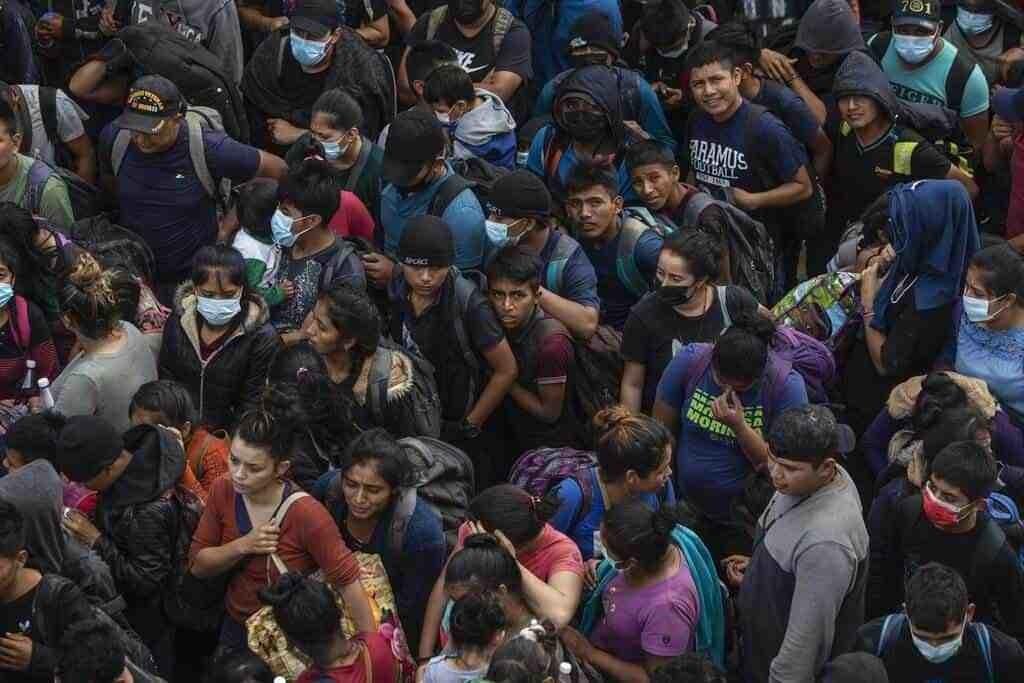 Se reúnen migrantes ante opción de salir del sur de México