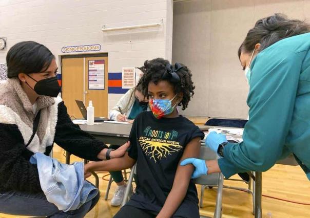 Ayudaría vacunación de niños a prevenir variantes de COVID