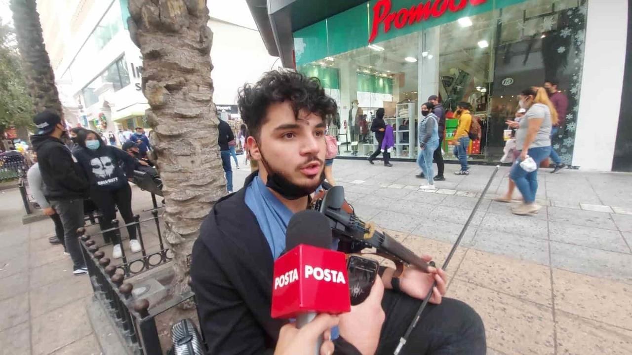 Ameniza violinista calles del centro de Monterrey
