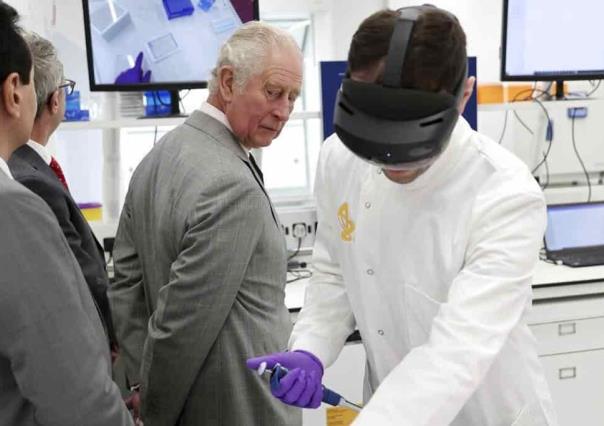 Inspecciona príncipe Carlos centro de investigación de AstraZeneca