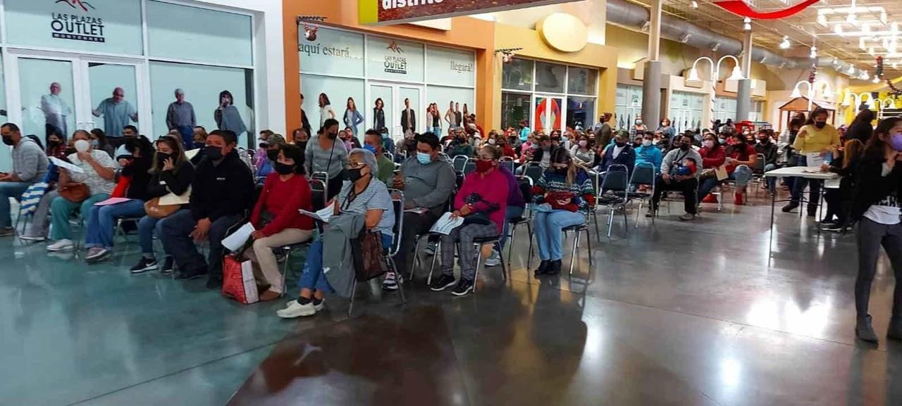 Realizan filas para corrección de datos en certificados de COVID-19