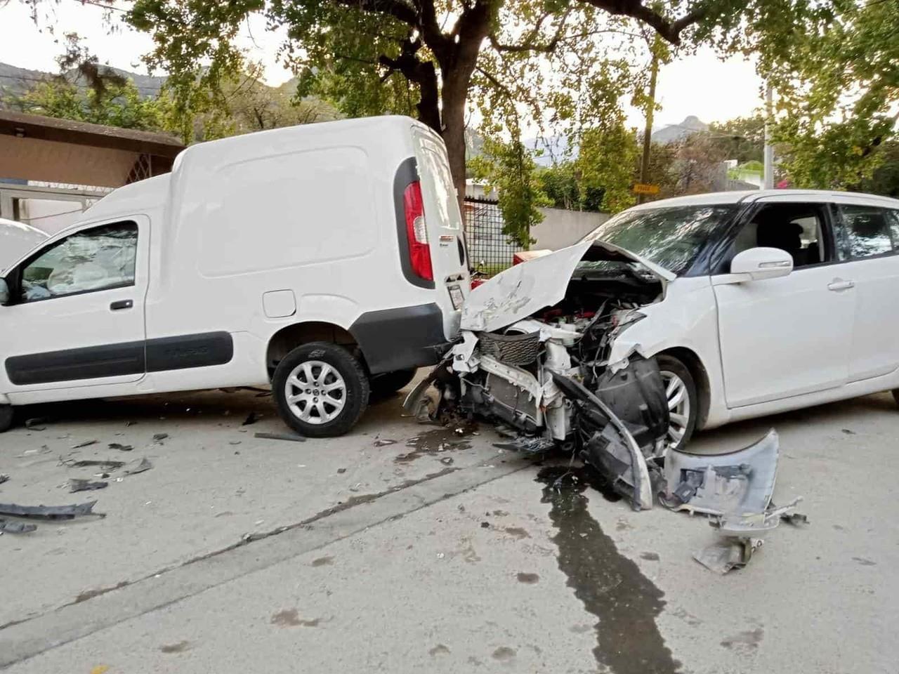 No hace alto y provoca fuerte accidente