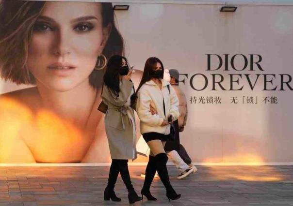 Pide disculpas fotógrafa china implicada en polémica de Dior