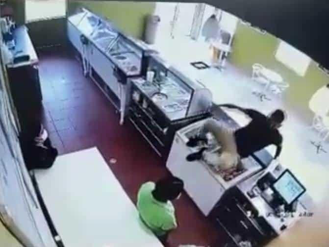 Detiene policía de Monterrey a ladrón de nevería; llevaba 16 robos