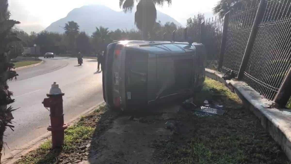 Vuelca médico y se estrella con barandal del Parque Fundidora