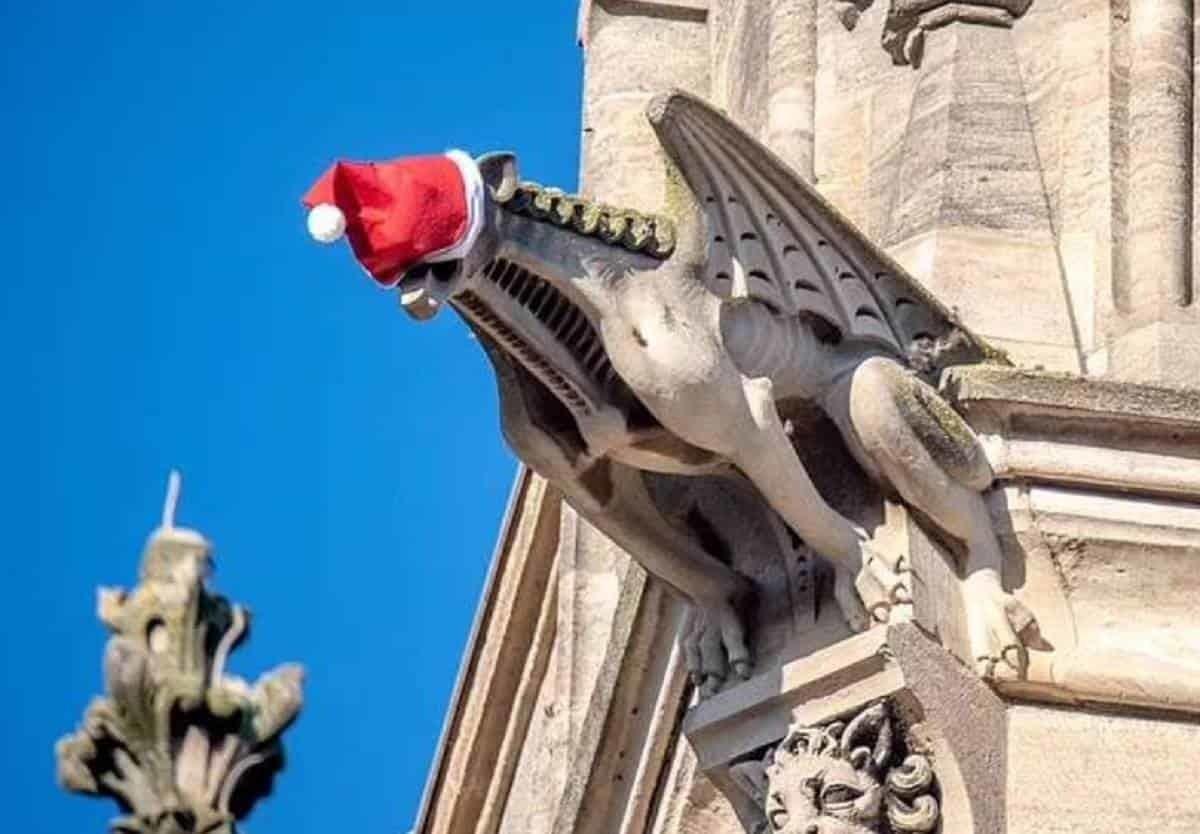 Ponen gorros navideños a estatuas de la Universidad de Cambridge