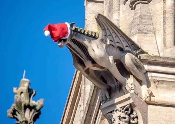 Ponen gorros navideños a estatuas de la Universidad de Cambridge