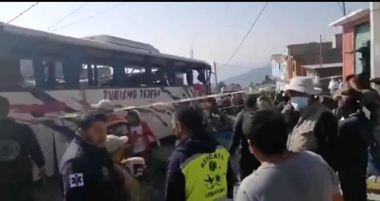 Mueren 19 tras accidente de autobús en Edomex