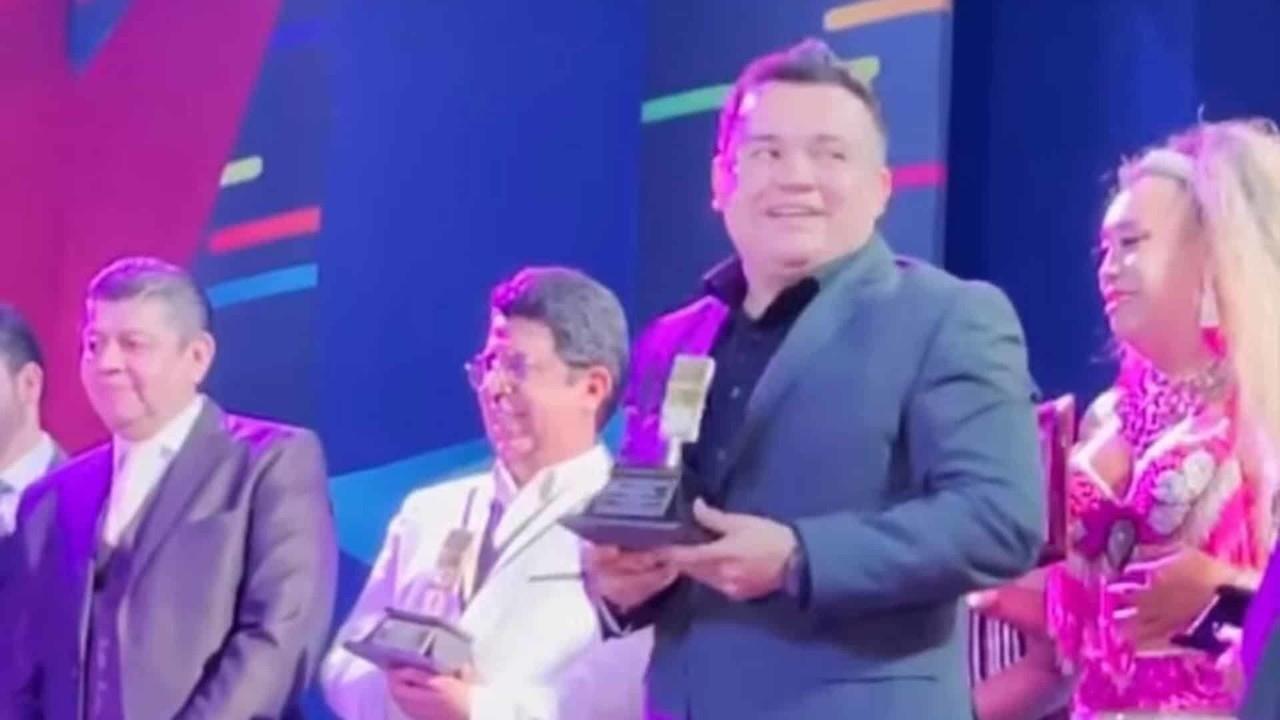 Reconocen a Andrés Salazar ‘El Topo’ con el Micrófono de Oro