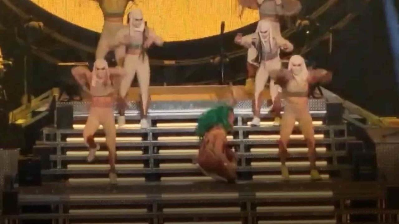 Sufre Karol G fuerte caída en pleno concierto