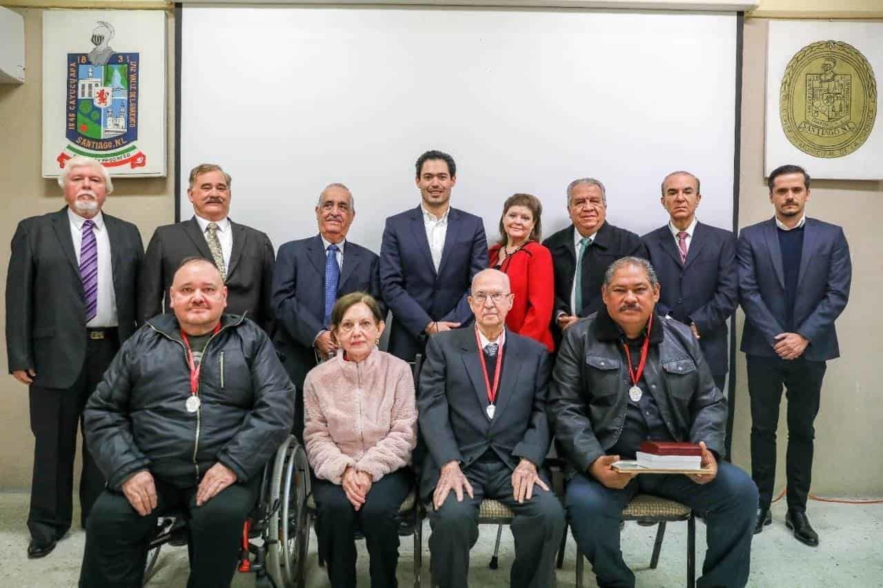 Reconocen a santiaguenses con medalla al mérito