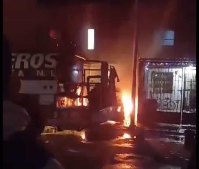 Atacan a familia con bomba molotov; dañan auto y casa