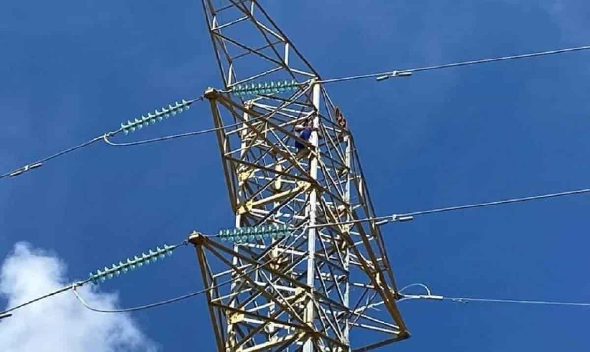 Se arroja mujer de torre de alta tensión en Yucatán