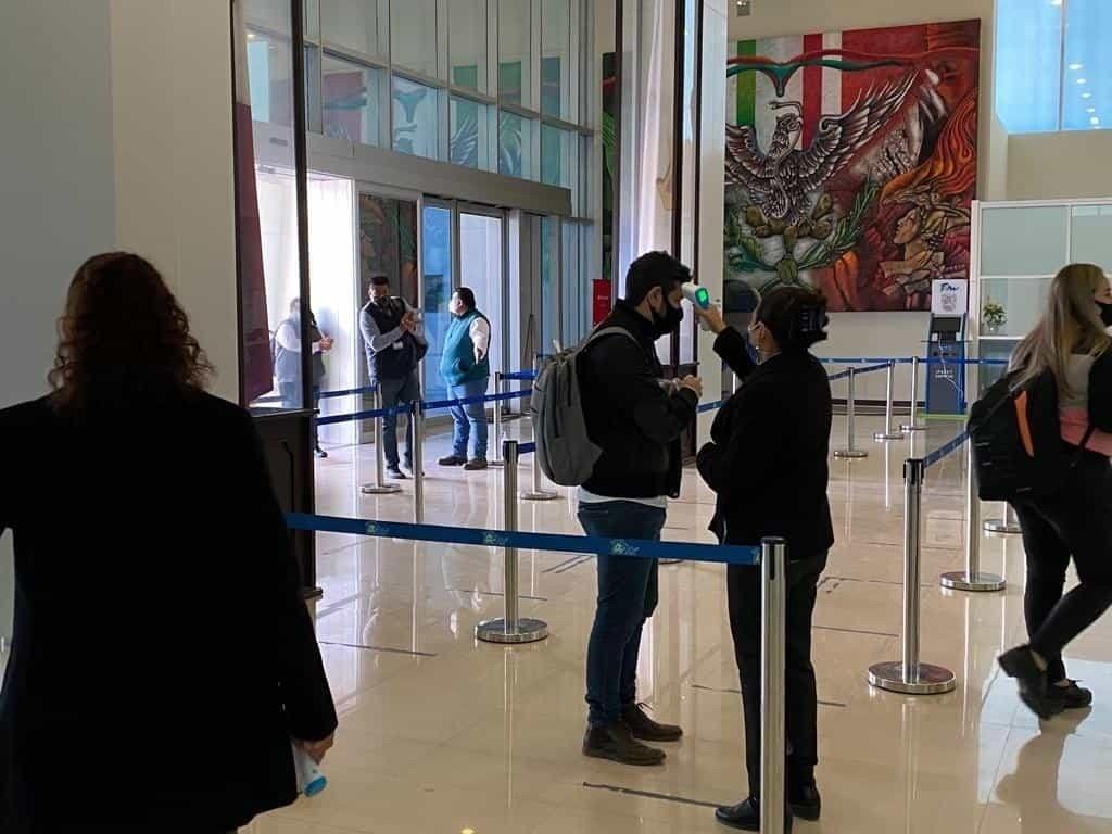 Regresan 100% de burócratas a oficinas de gobierno