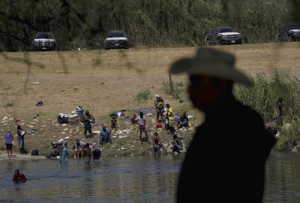 Critica ACNUR a EU por deportaciones exprés de migrantes