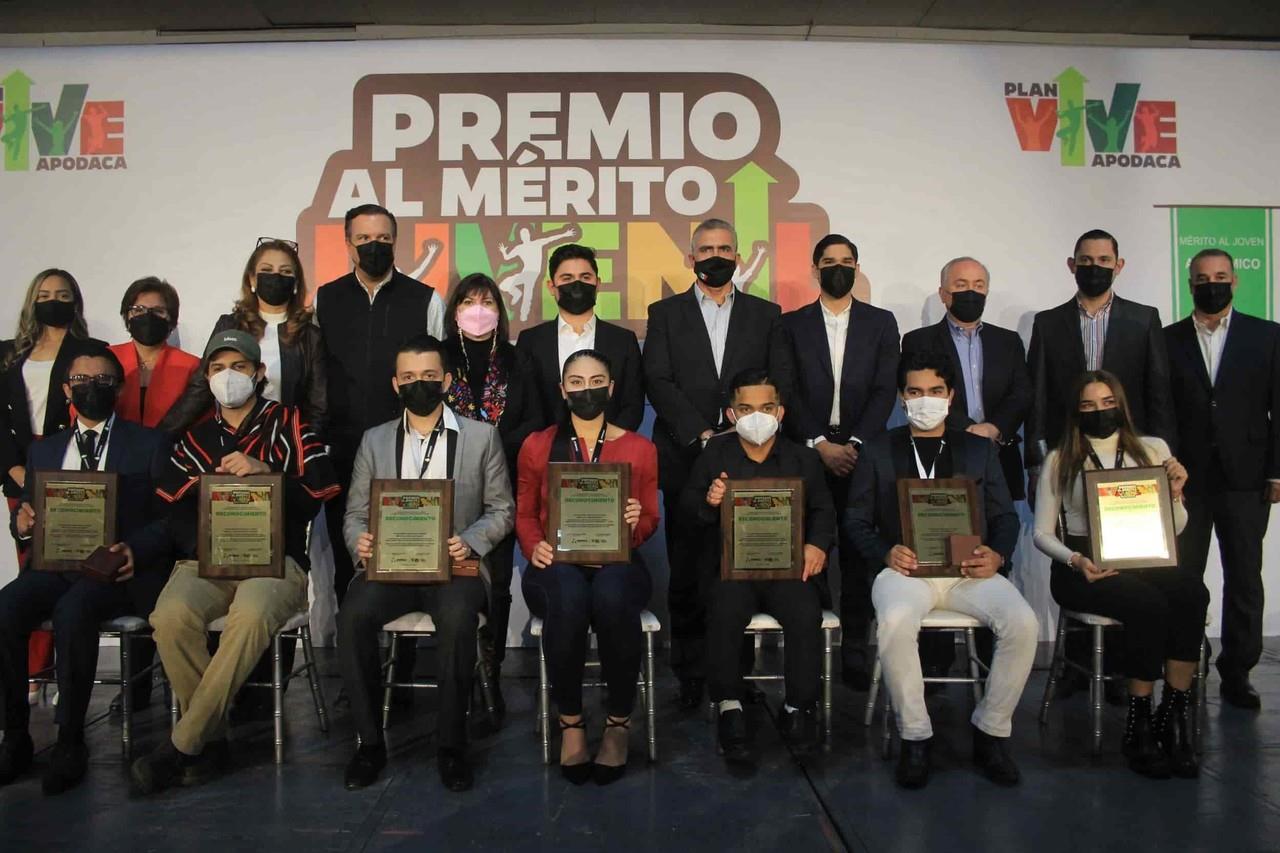 Premian a jóvenes destacados en Apodaca
