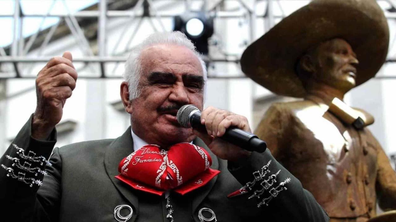 Regresa Vicente Fernández a terapia intensiva