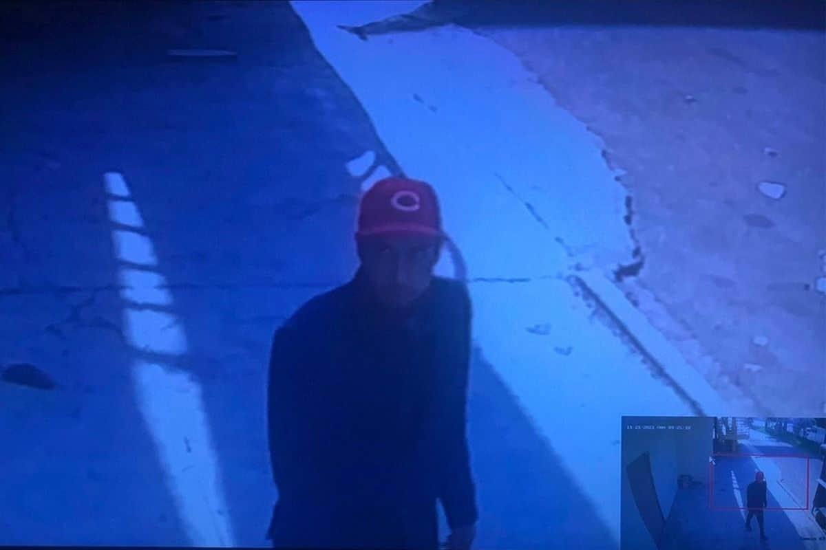 Captan a presuntos delincuentes ingresando a negocio en Monterrey