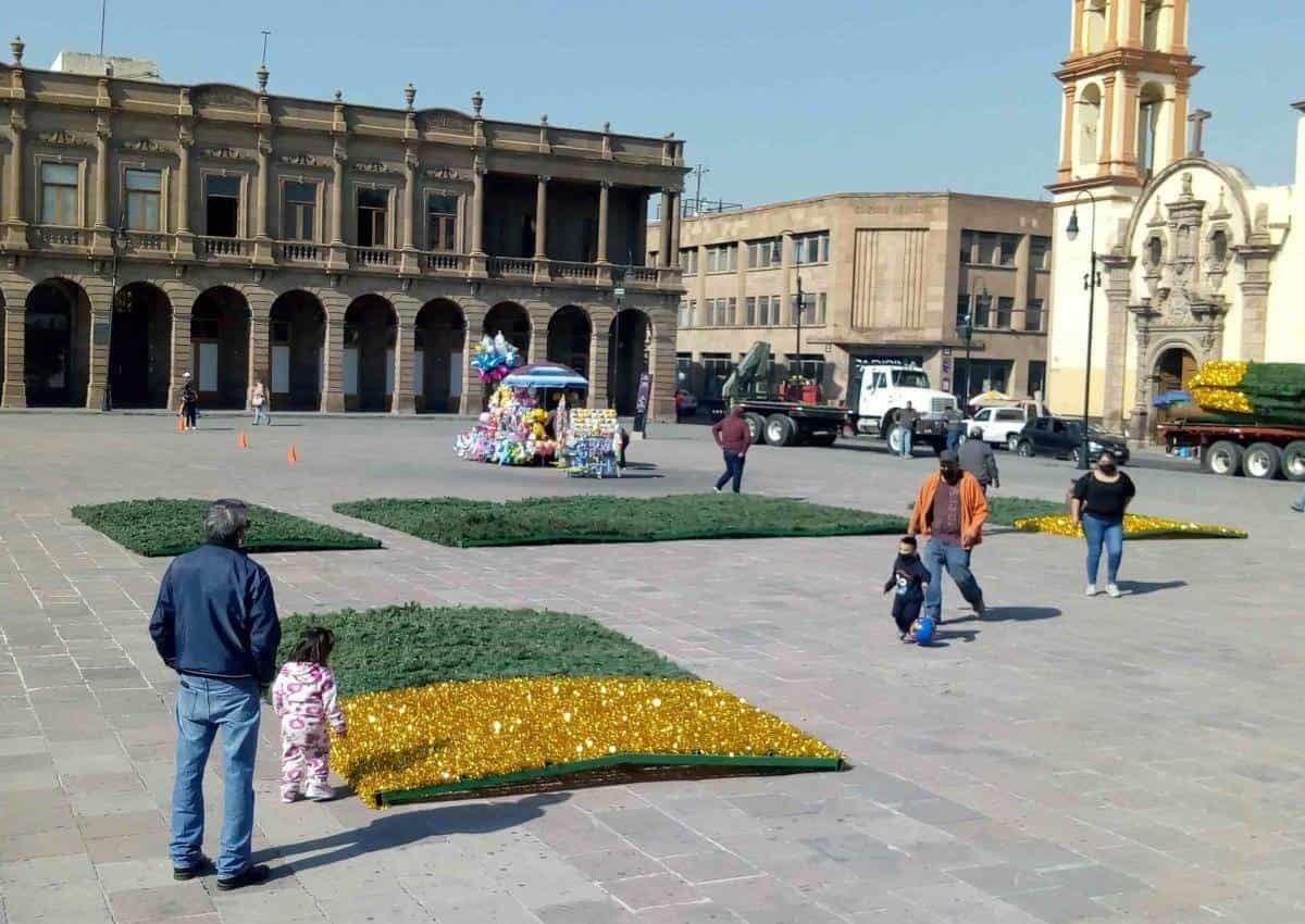 Inicia decoración navideña en el Centro Histórico de SLP