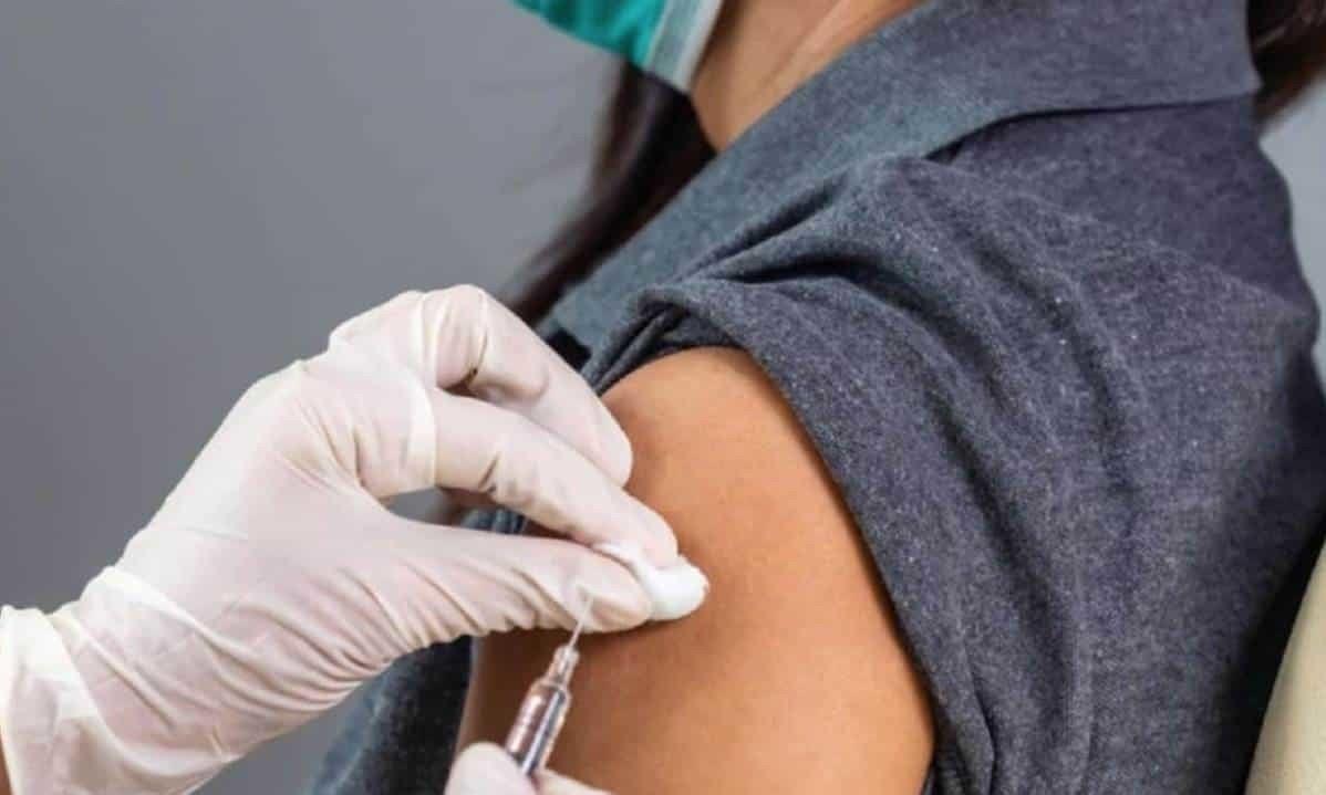 Italiano antivacunas usa brazo falso para obtener certificado covid