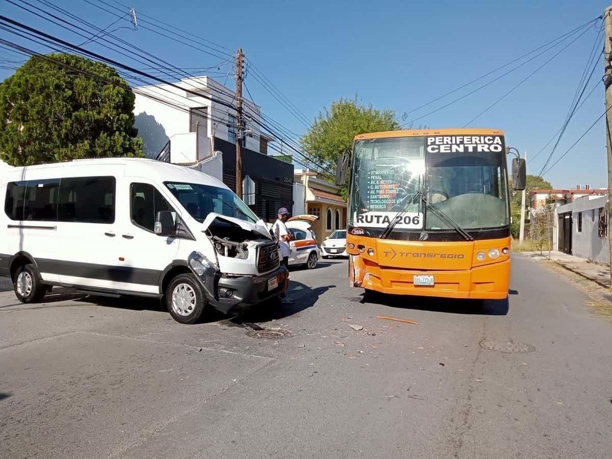 Chocan minivan y ruta 206 al sur de Monterrey
