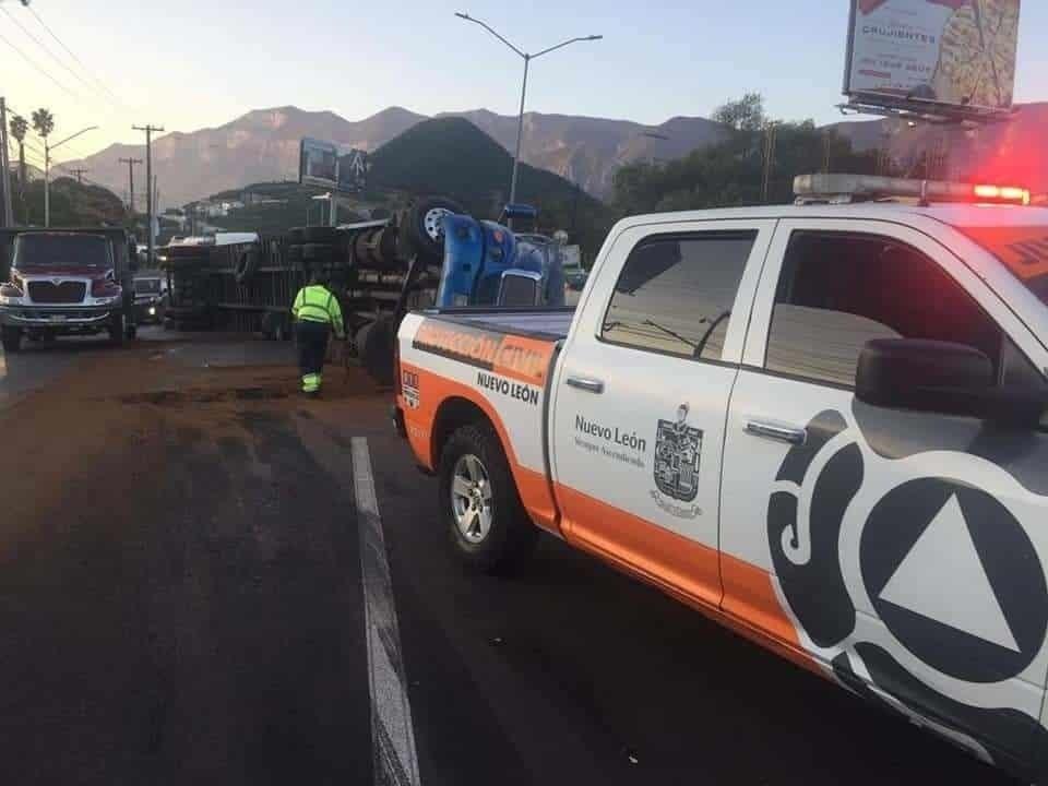 Volcadura de tráiler genera enorme tráfico en la Carretera Nacional
