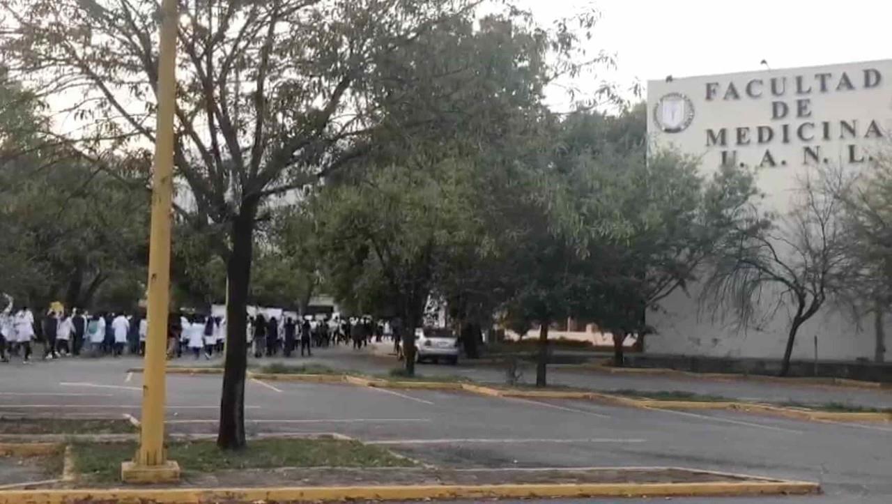 Vuelven protestas a la Facultad de Medicina de la UANL