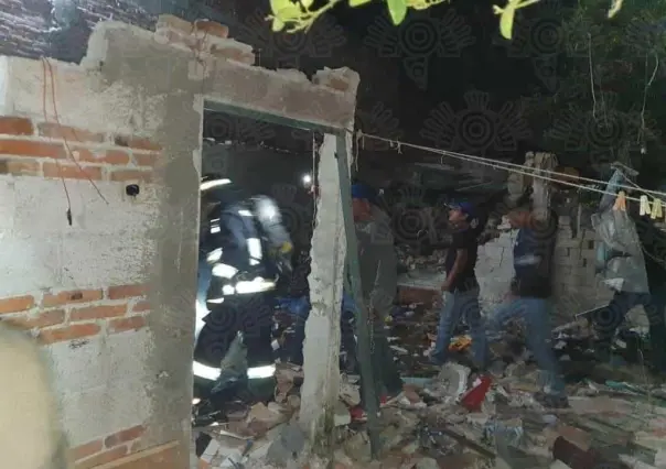 Explosión de pirotecnia almacenada deja un muerto y lesionados en Puebla