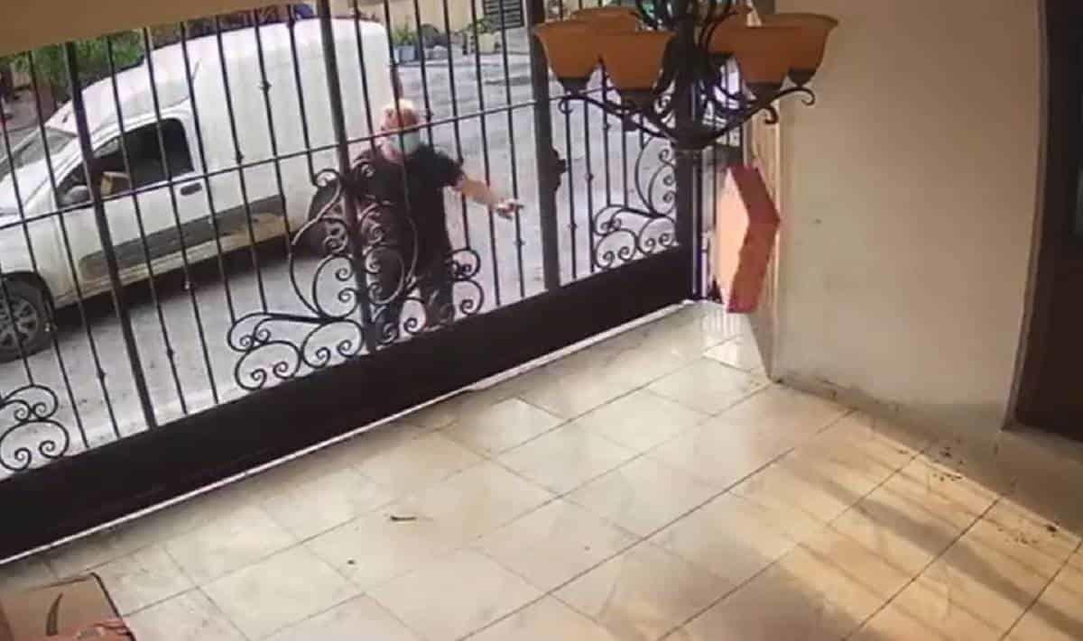 Lanza repartidor una laptop a la puerta de un domicilio