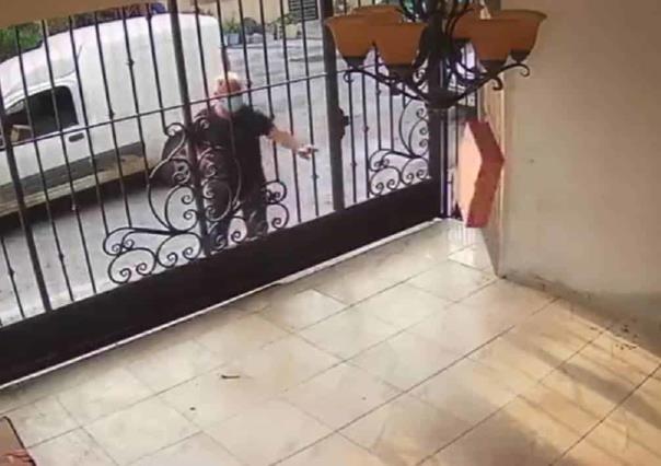 Lanza repartidor una laptop a la puerta de un domicilio