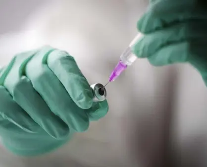 Anuncia Pfizer que tercera dosis de su vacuna ayuda contra Ómicron